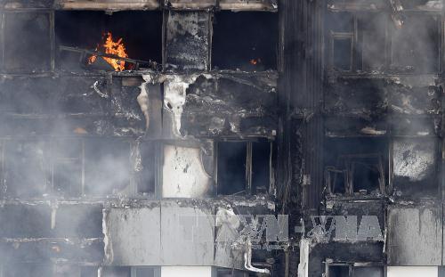 Nhà thầu từng cắt giảm chi phí 'tân trang' Tháp Grenfell bị cháy 